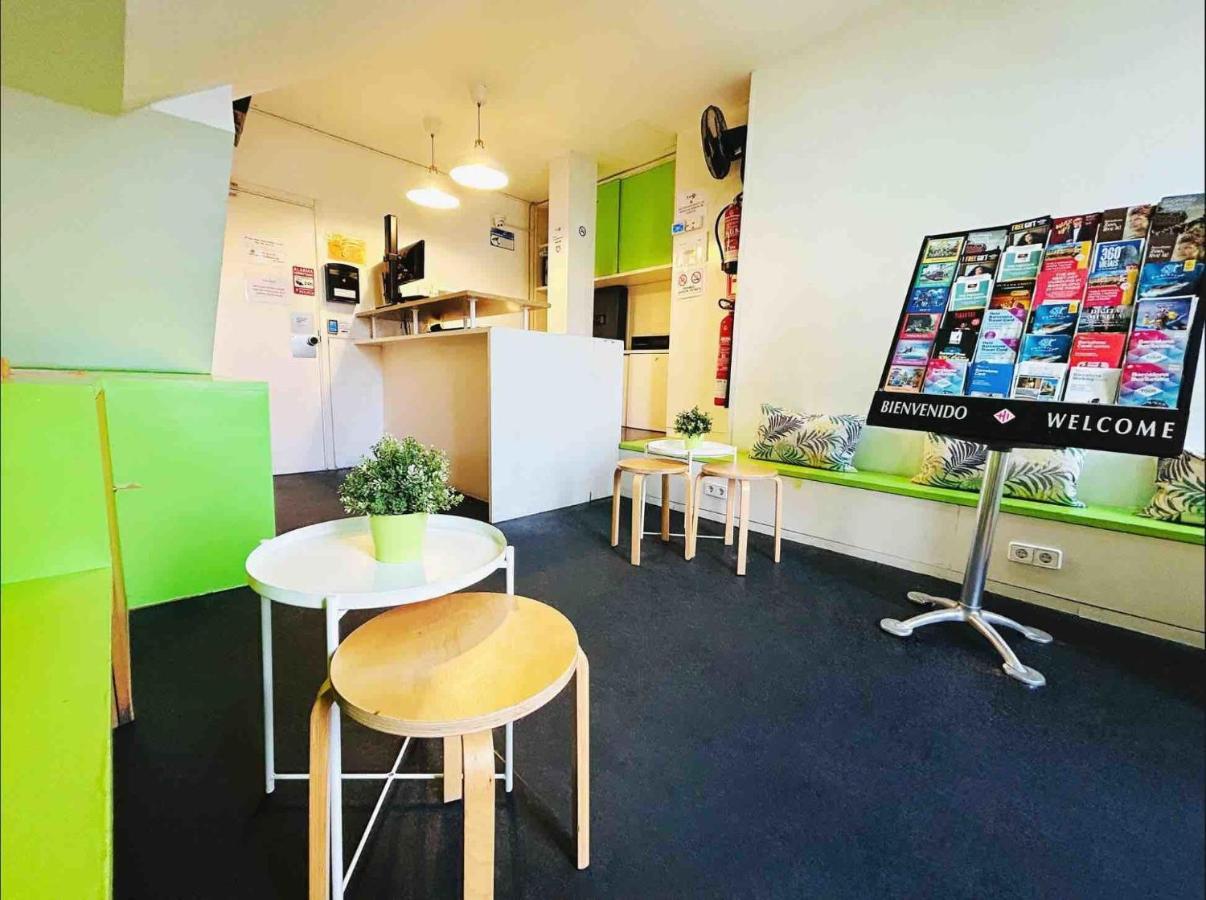 Central And Basic Universitat For Young Hostel برشلونة المظهر الخارجي الصورة