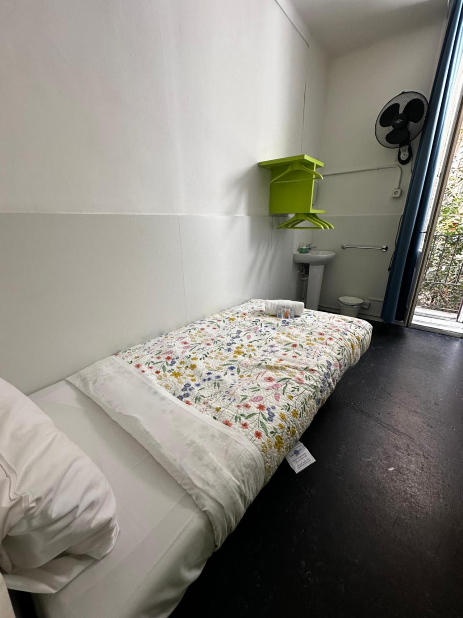 Central And Basic Universitat For Young Hostel برشلونة المظهر الخارجي الصورة