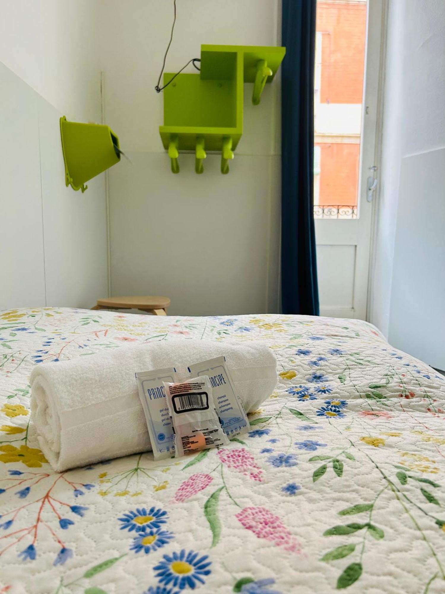 Central And Basic Universitat For Young Hostel برشلونة المظهر الخارجي الصورة