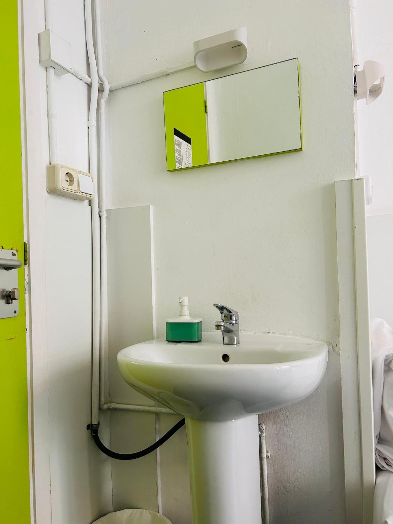 Central And Basic Universitat For Young Hostel برشلونة المظهر الخارجي الصورة
