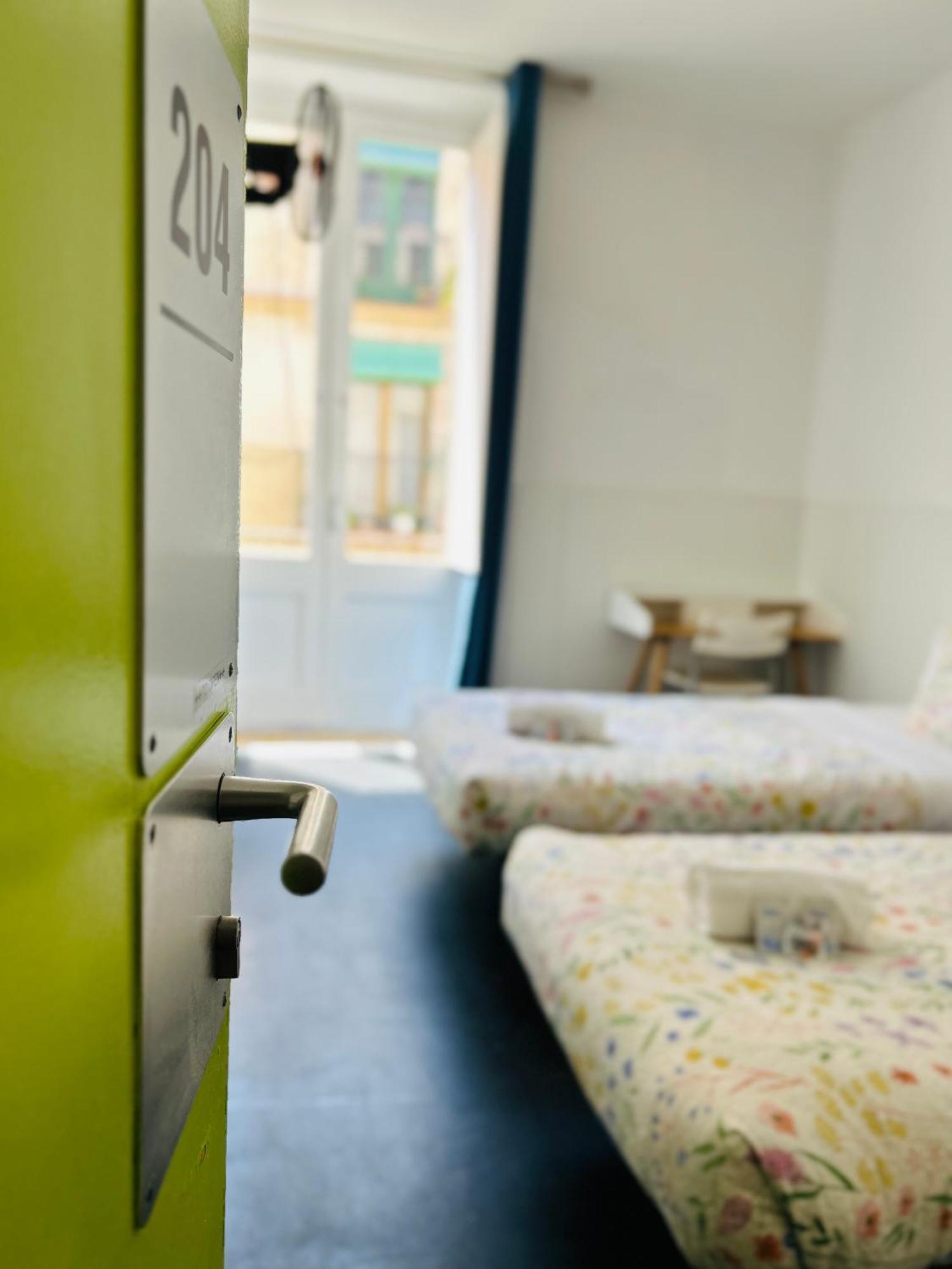 Central And Basic Universitat For Young Hostel برشلونة المظهر الخارجي الصورة
