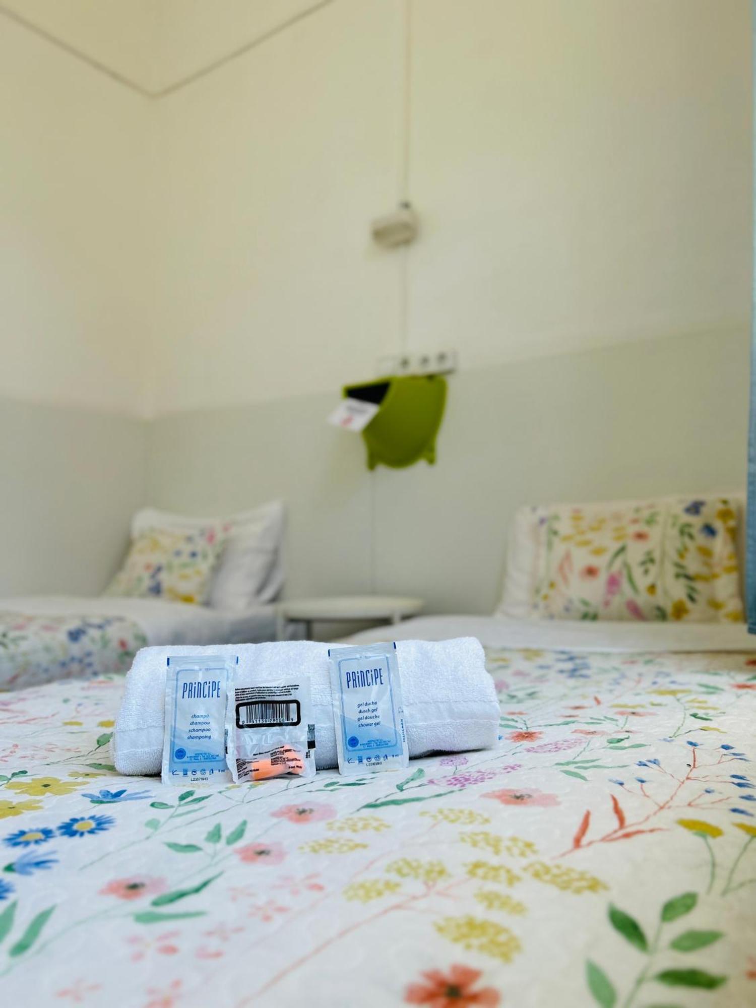 Central And Basic Universitat For Young Hostel برشلونة المظهر الخارجي الصورة