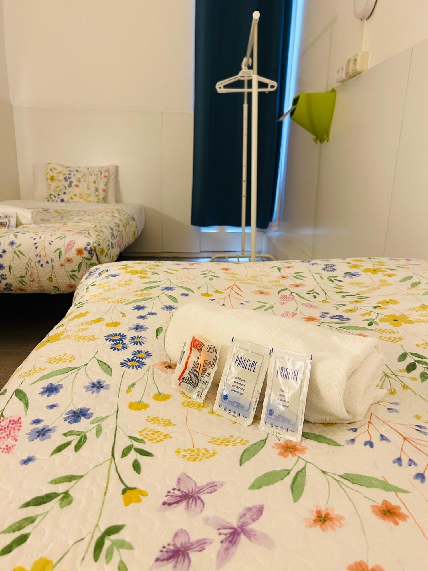 Central And Basic Universitat For Young Hostel برشلونة المظهر الخارجي الصورة