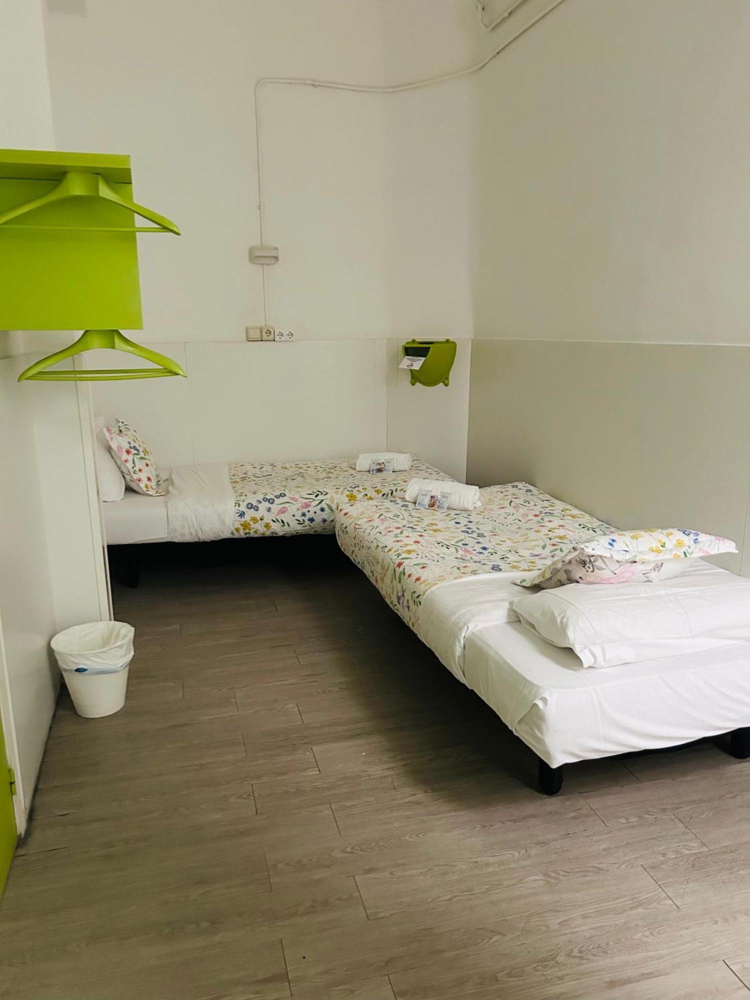 Central And Basic Universitat For Young Hostel برشلونة المظهر الخارجي الصورة