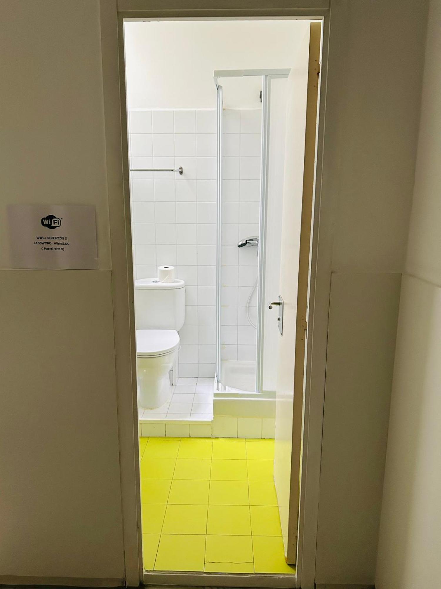 Central And Basic Universitat For Young Hostel برشلونة المظهر الخارجي الصورة