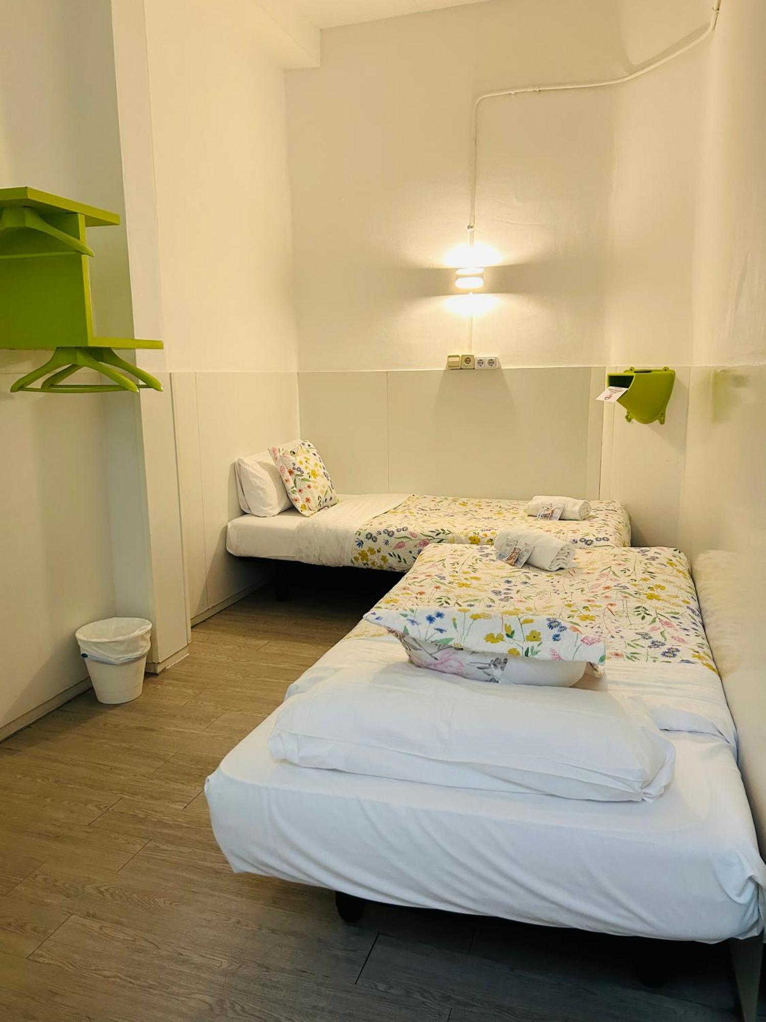 Central And Basic Universitat For Young Hostel برشلونة المظهر الخارجي الصورة