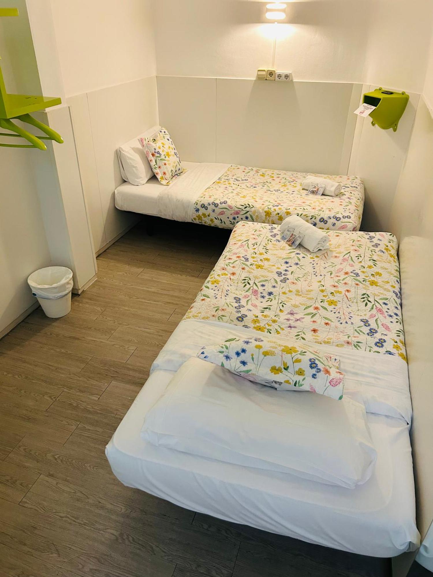 Central And Basic Universitat For Young Hostel برشلونة المظهر الخارجي الصورة