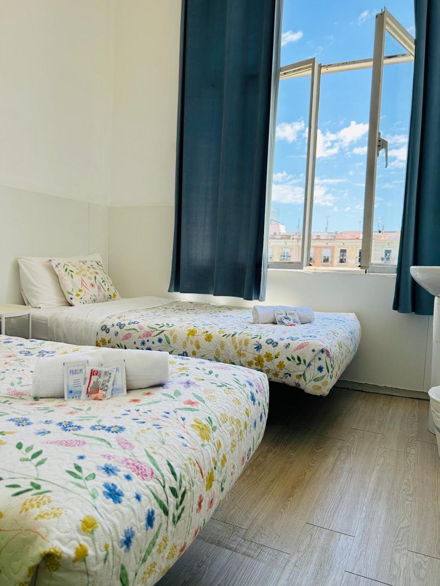 Central And Basic Universitat For Young Hostel برشلونة المظهر الخارجي الصورة