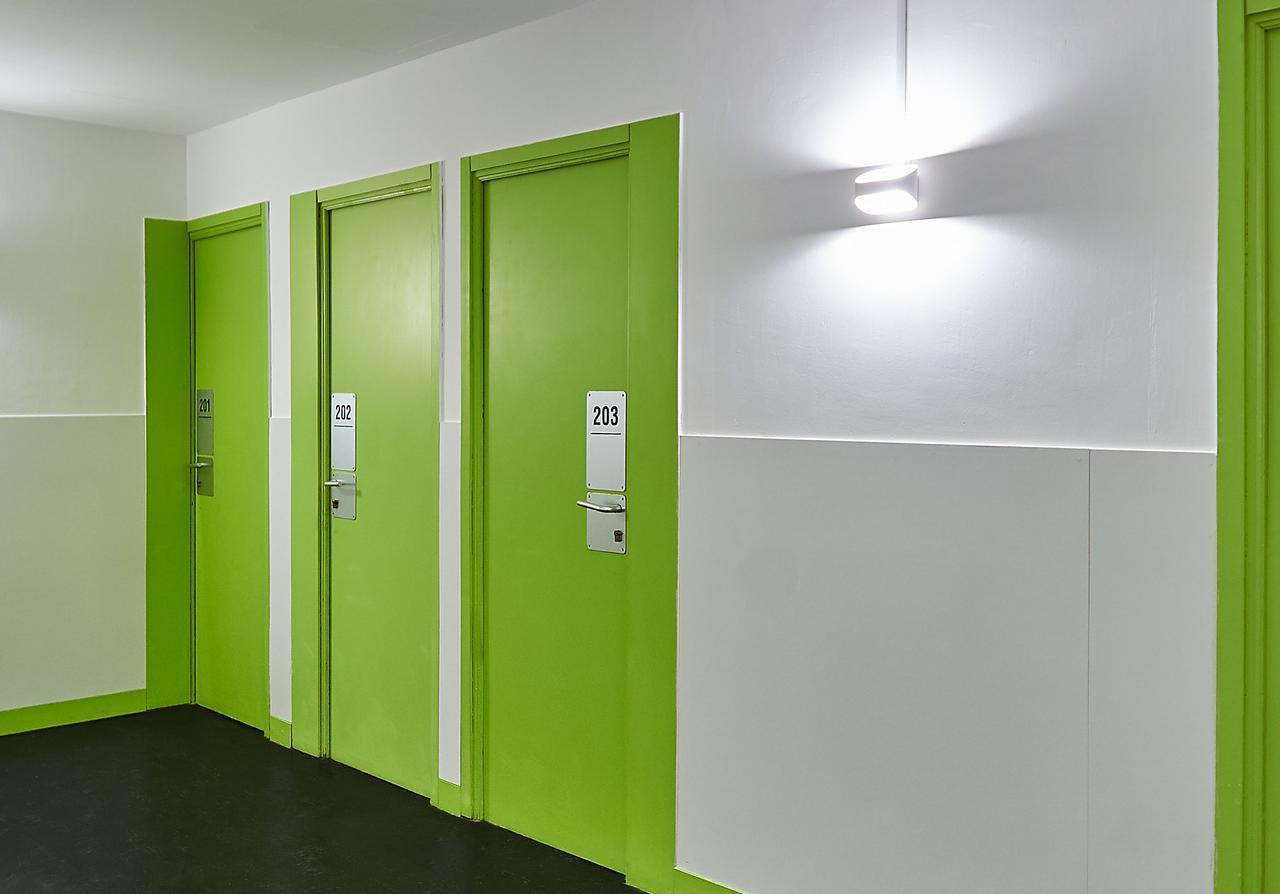 Central And Basic Universitat For Young Hostel برشلونة المظهر الخارجي الصورة