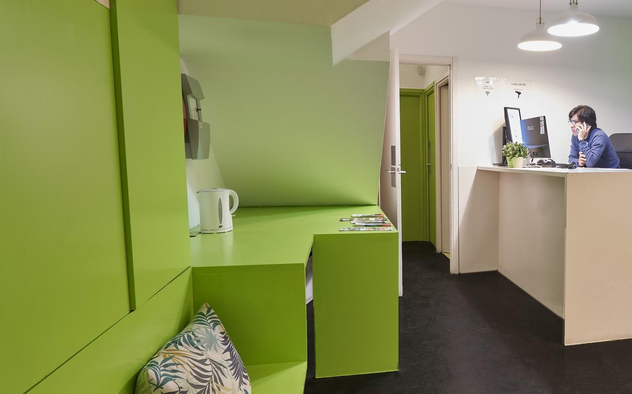 Central And Basic Universitat For Young Hostel برشلونة المظهر الخارجي الصورة