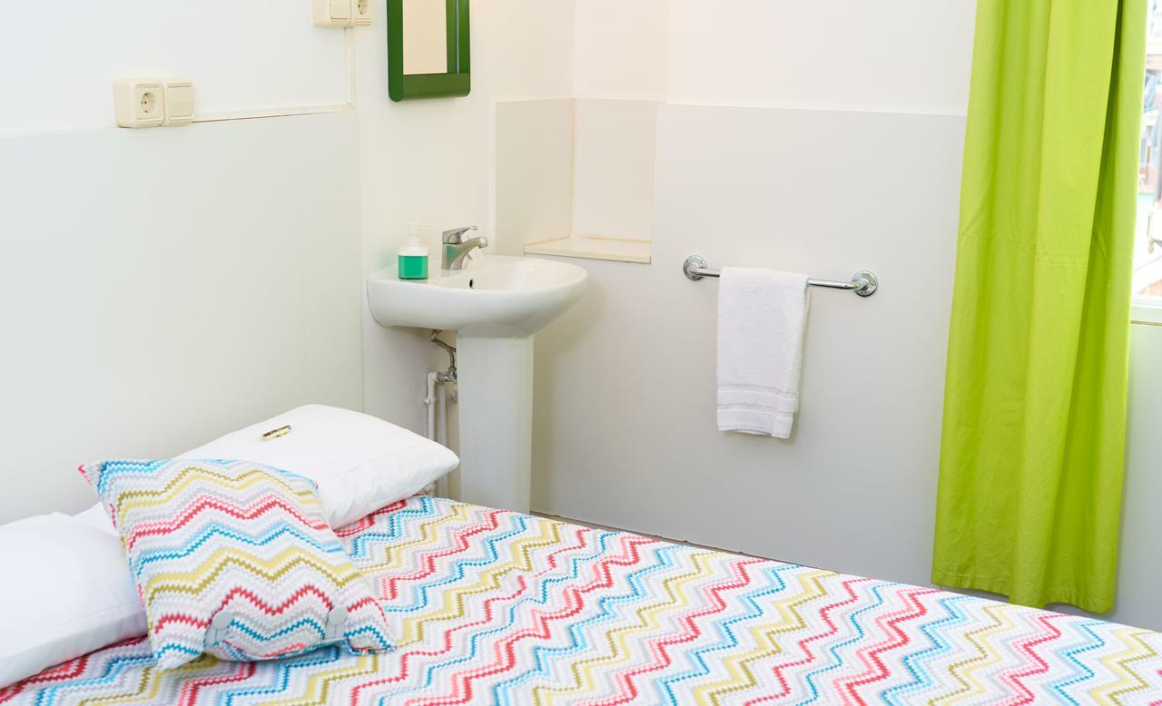 Central And Basic Universitat For Young Hostel برشلونة المظهر الخارجي الصورة