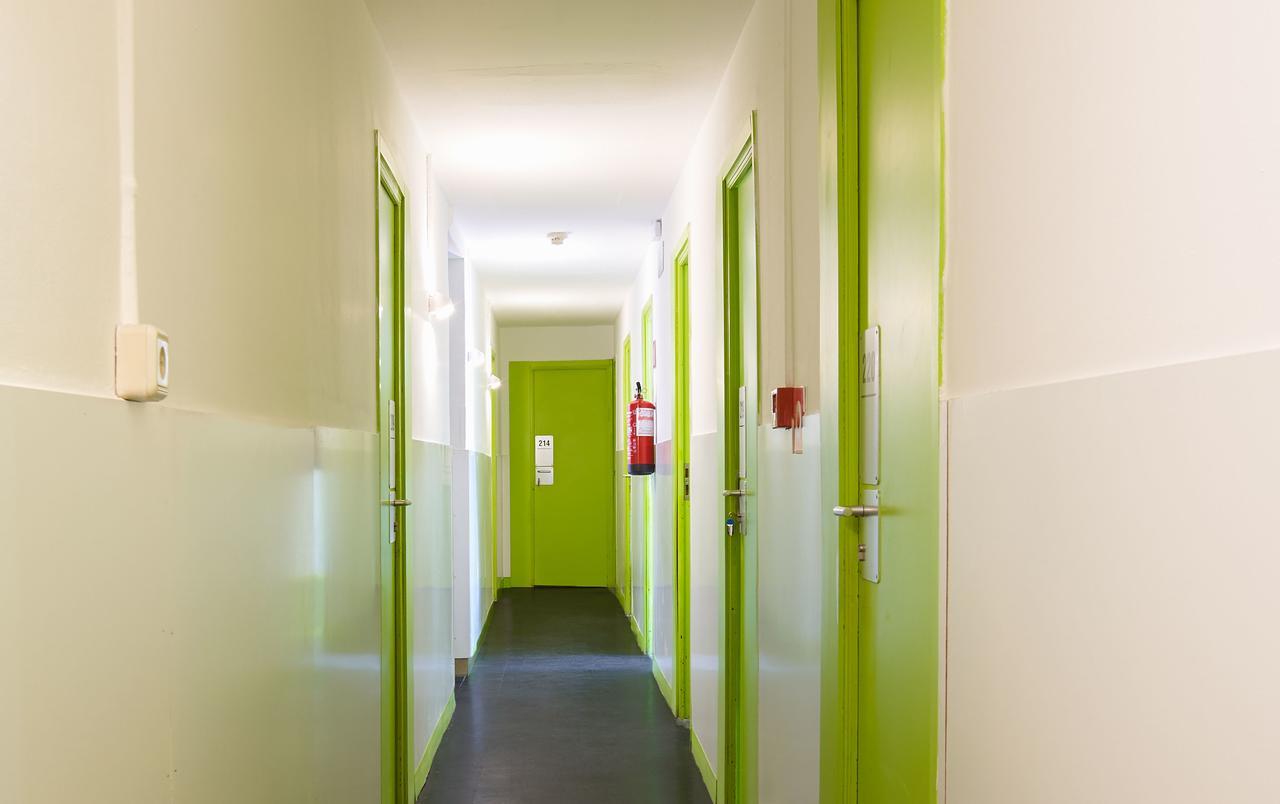 Central And Basic Universitat For Young Hostel برشلونة المظهر الخارجي الصورة