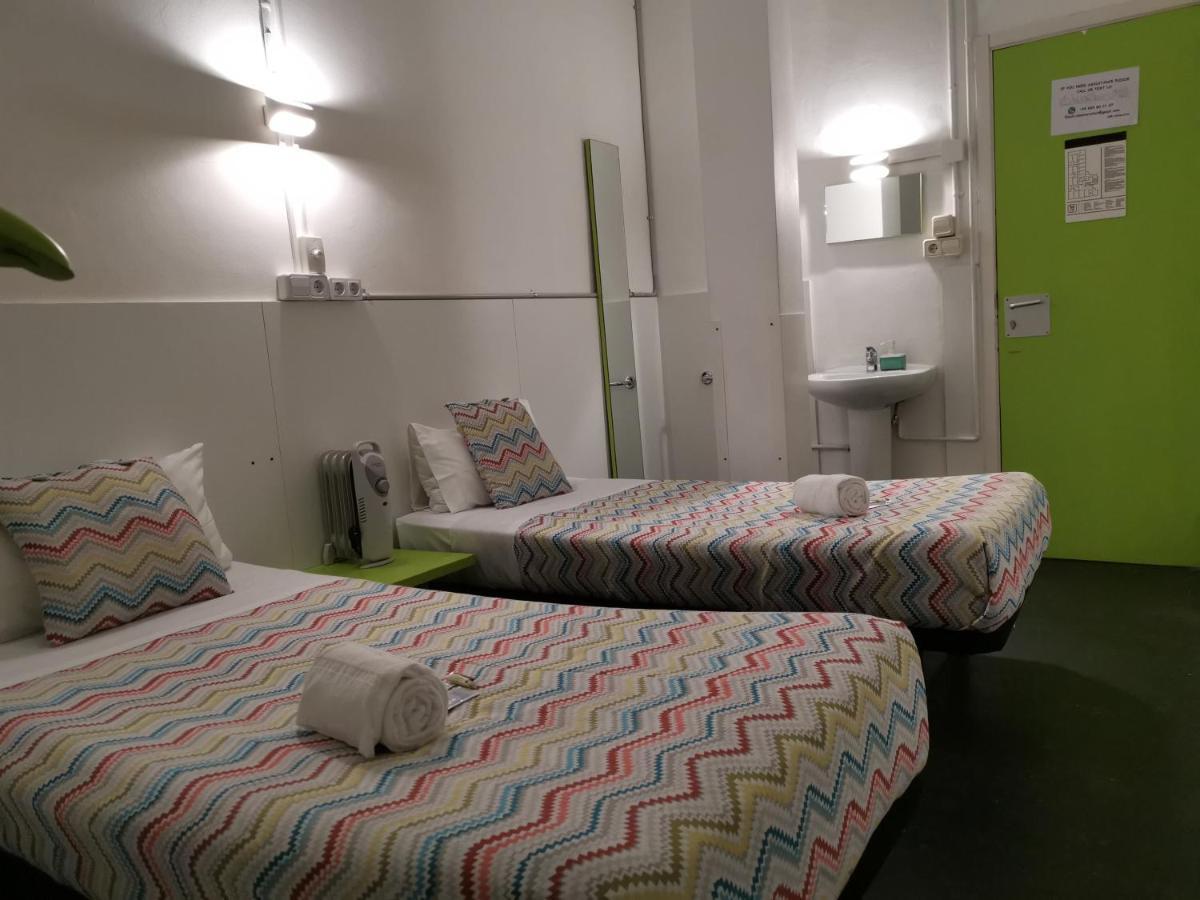 Central And Basic Universitat For Young Hostel برشلونة المظهر الخارجي الصورة