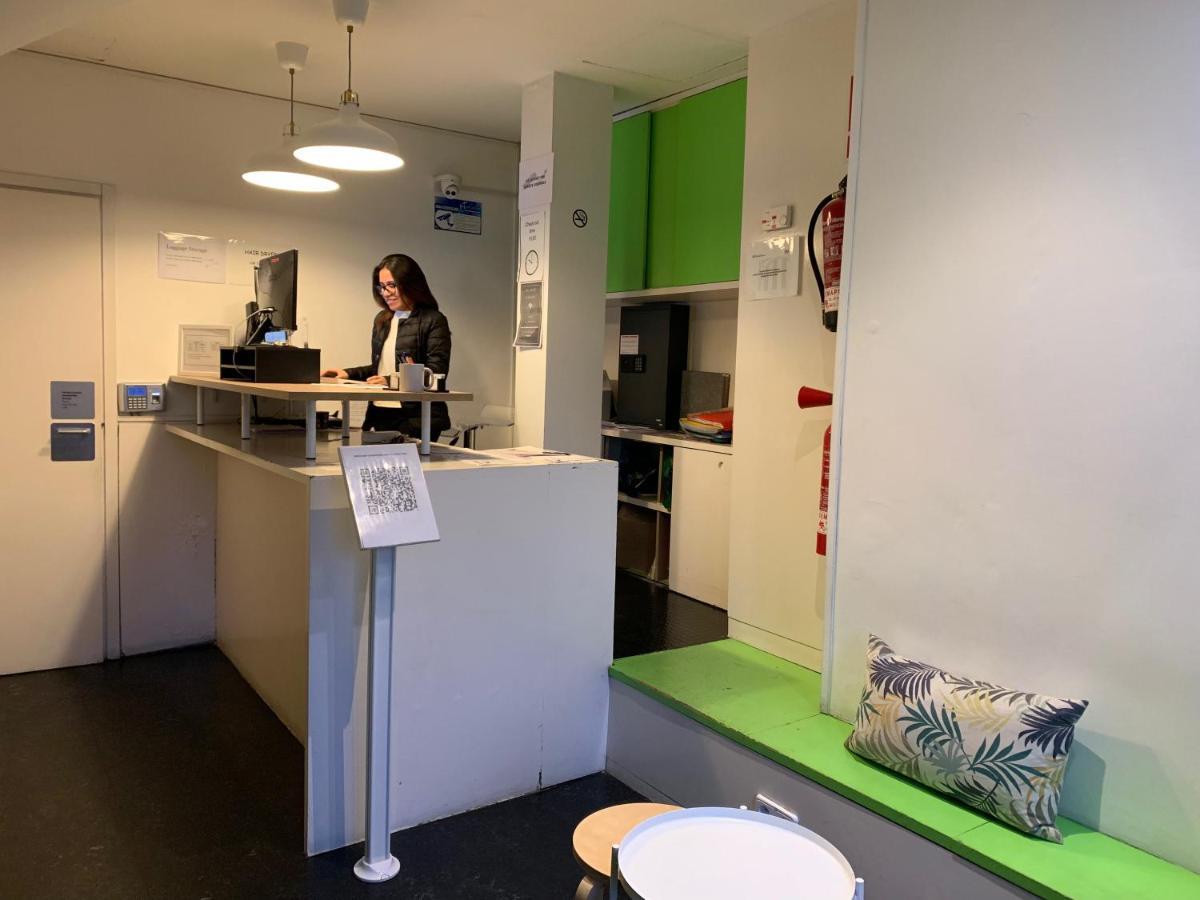 Central And Basic Universitat For Young Hostel برشلونة المظهر الخارجي الصورة