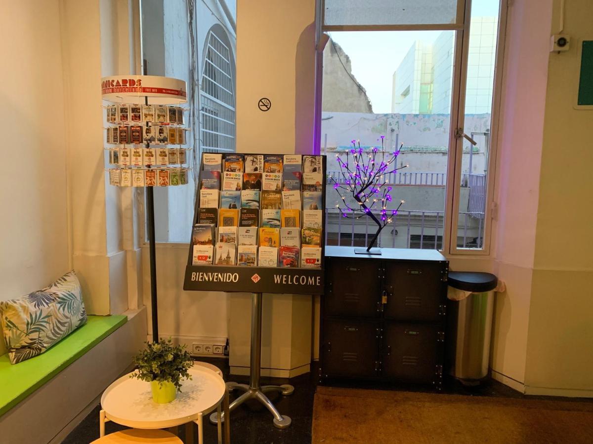 Central And Basic Universitat For Young Hostel برشلونة المظهر الخارجي الصورة